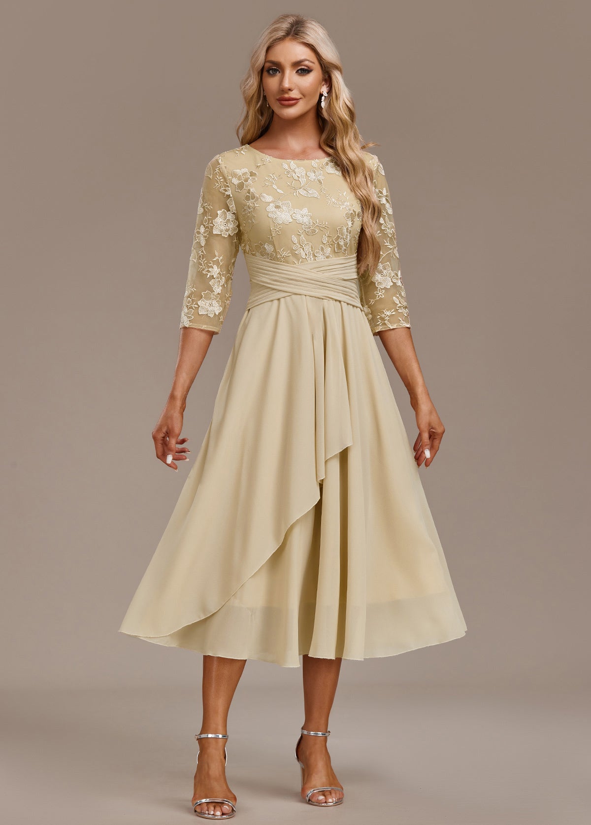 Elin™ | Champagnekjole med delikate broderier