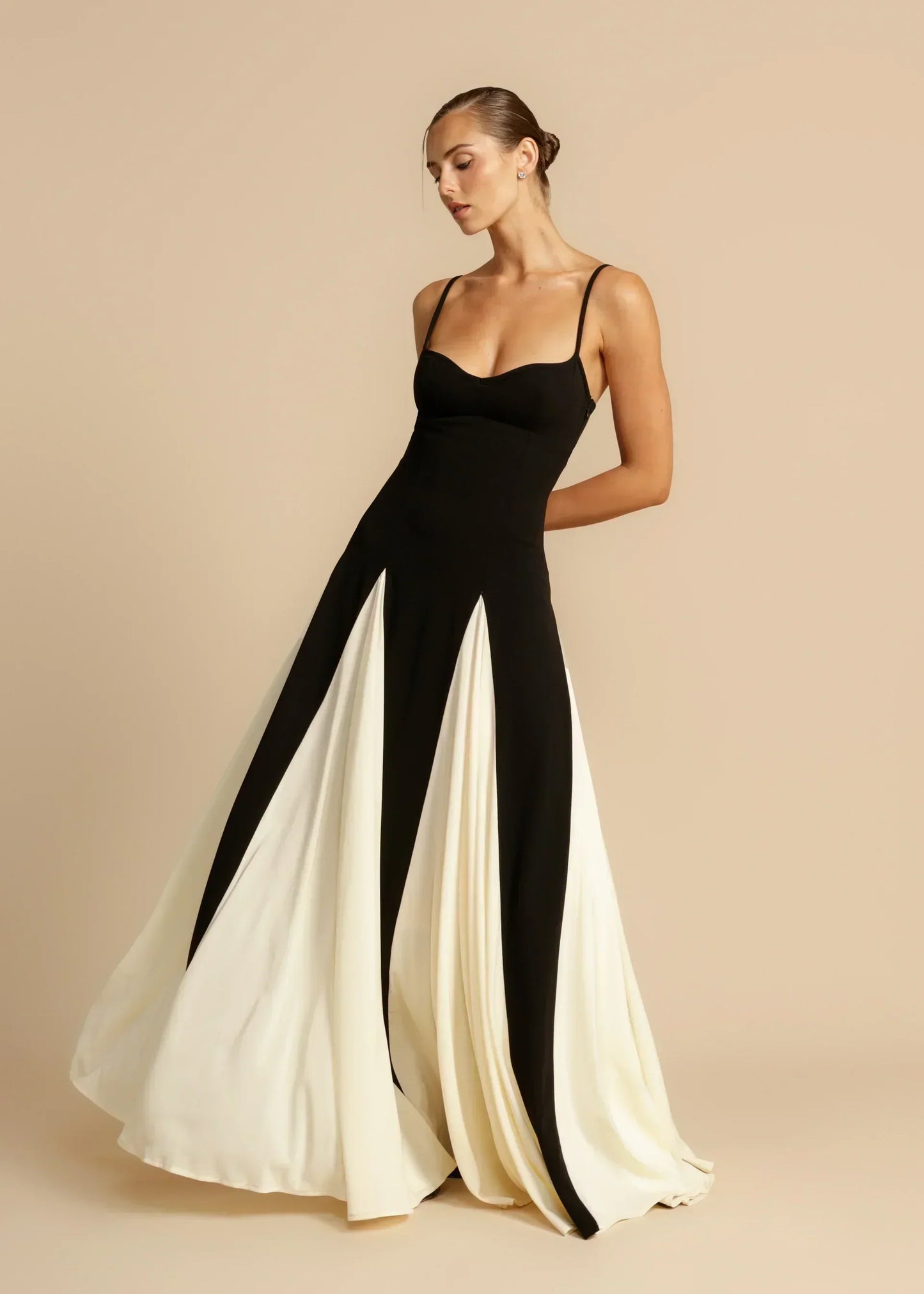 Oshrit™ | Elegant Kontrast Volanger Maxi Kjole