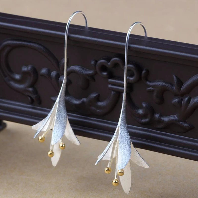 Elegante sølvblomsterøreringer