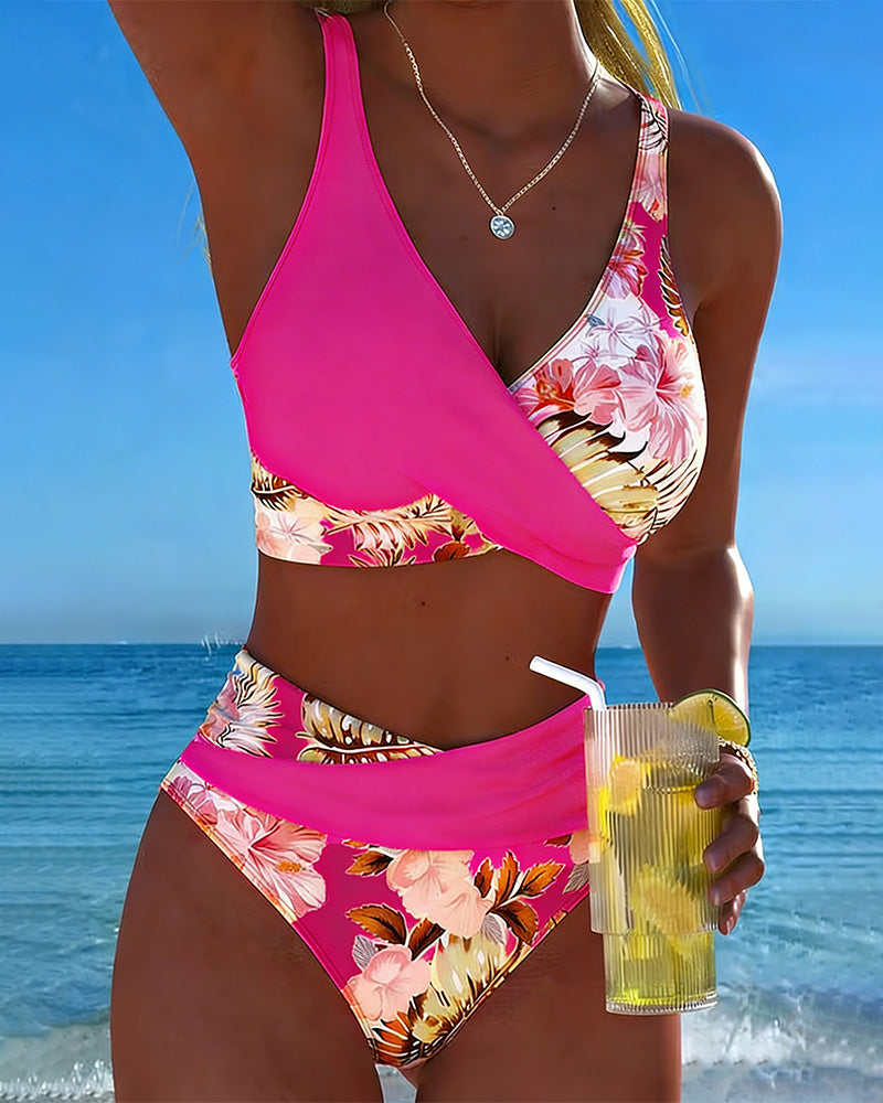 Bikini med kontrasterende blomsterprint og splitt