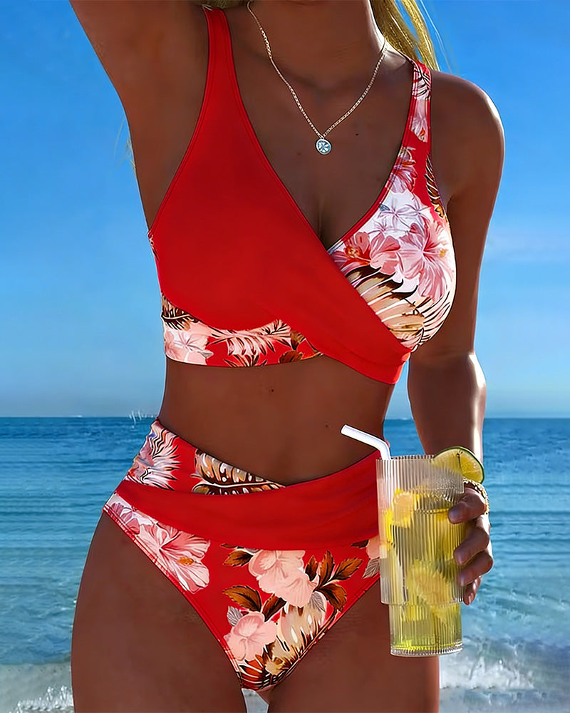 Bikini med kontrasterende blomsterprint og splitt