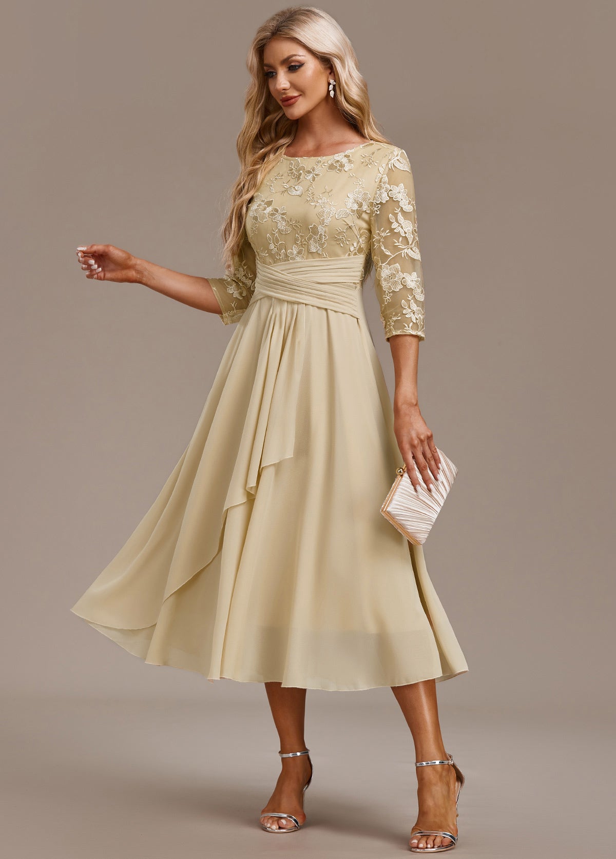 Elin™ | Champagnekjole med delikate broderier