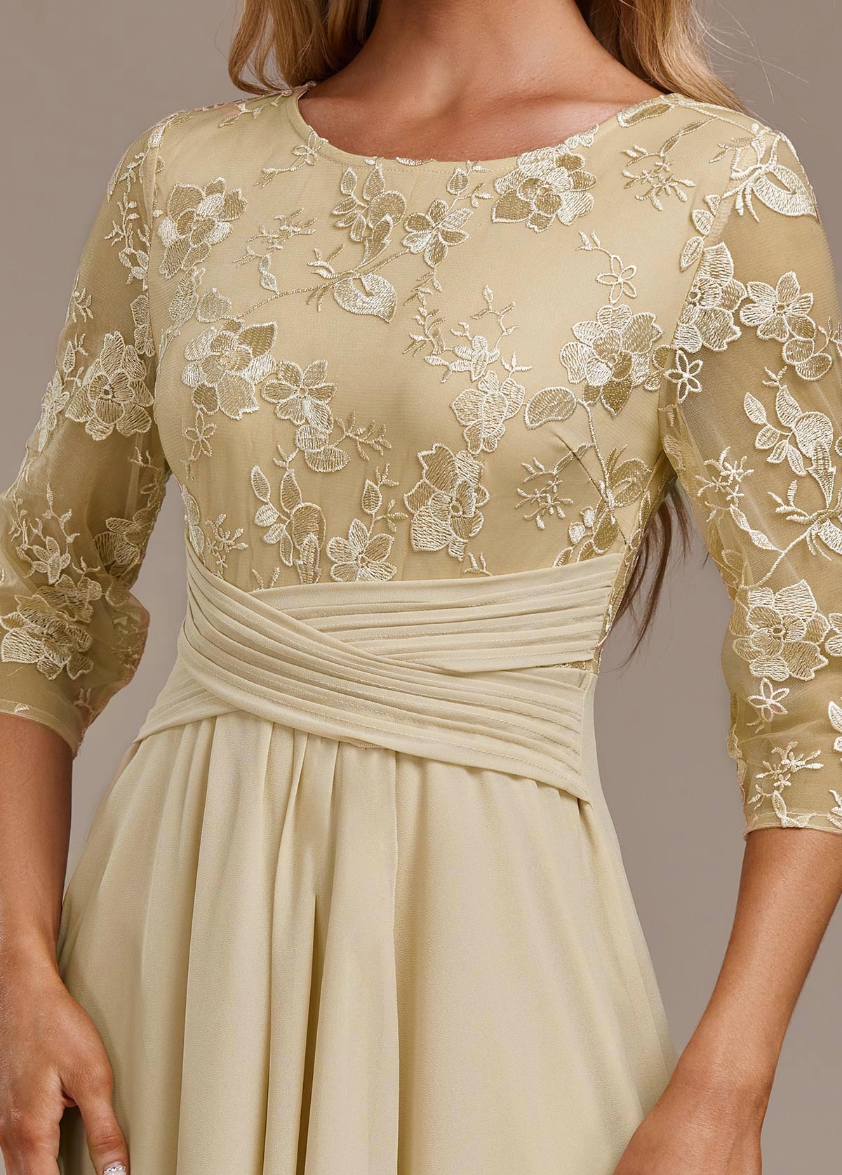 Elin™ | Champagnekjole med delikate broderier