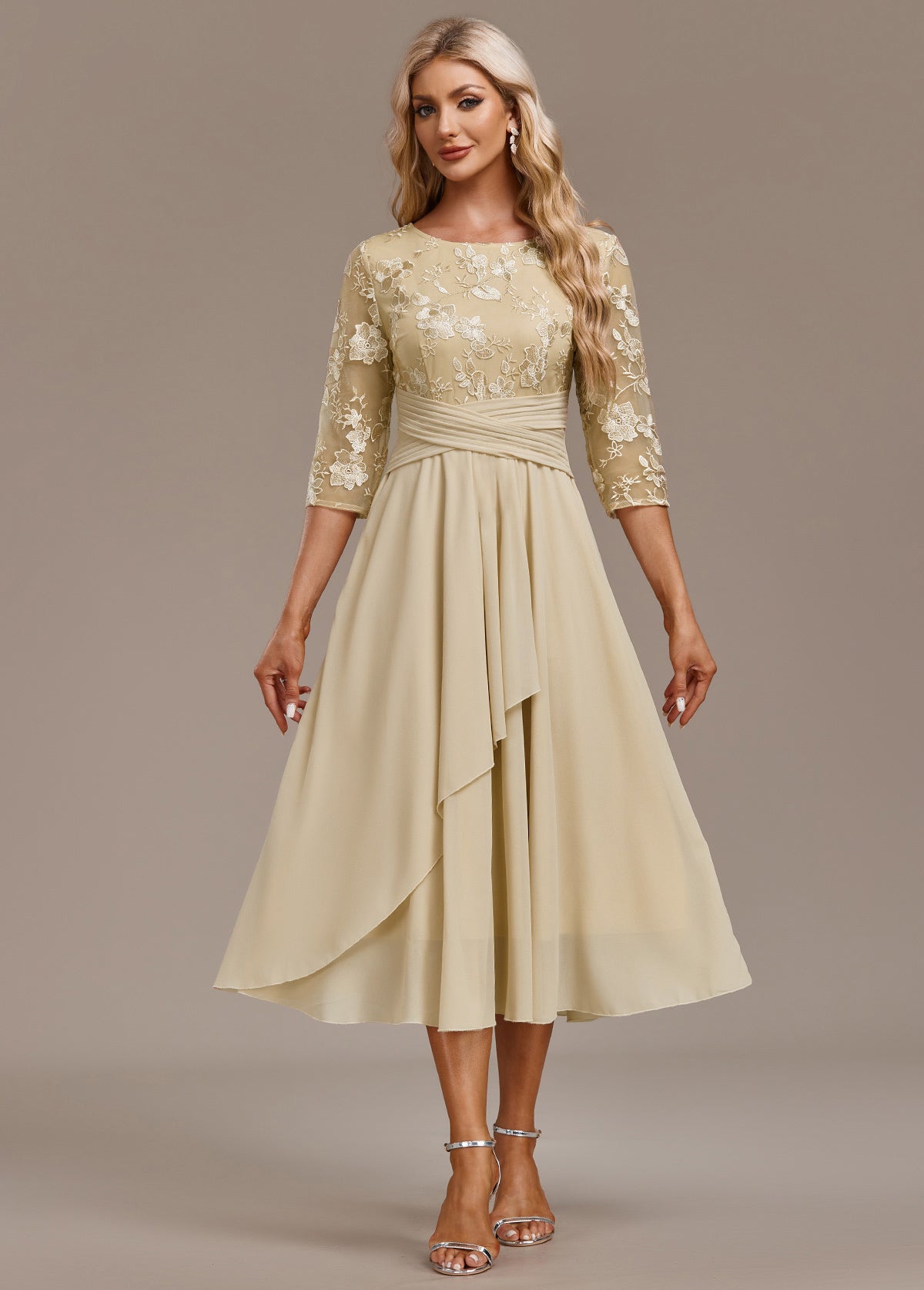 Elin™ | Champagnekjole med delikate broderier