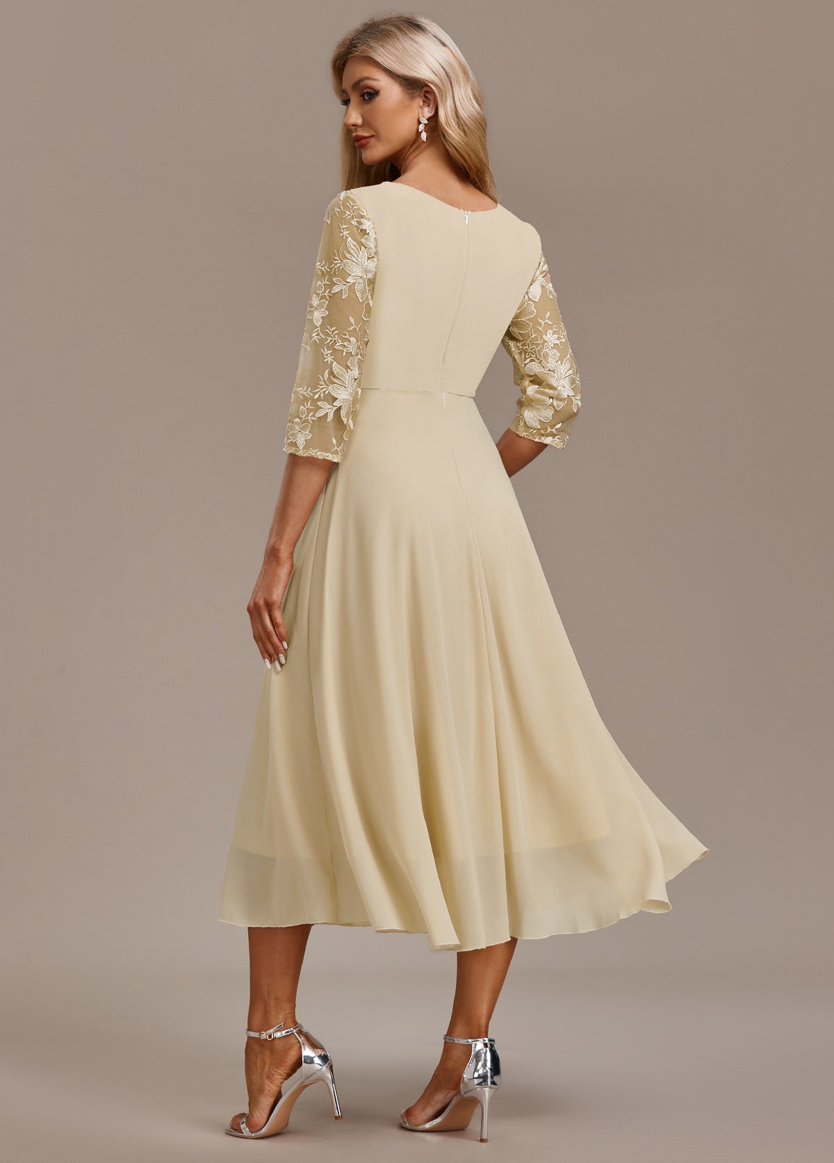 Elin™ | Champagnekjole med delikate broderier
