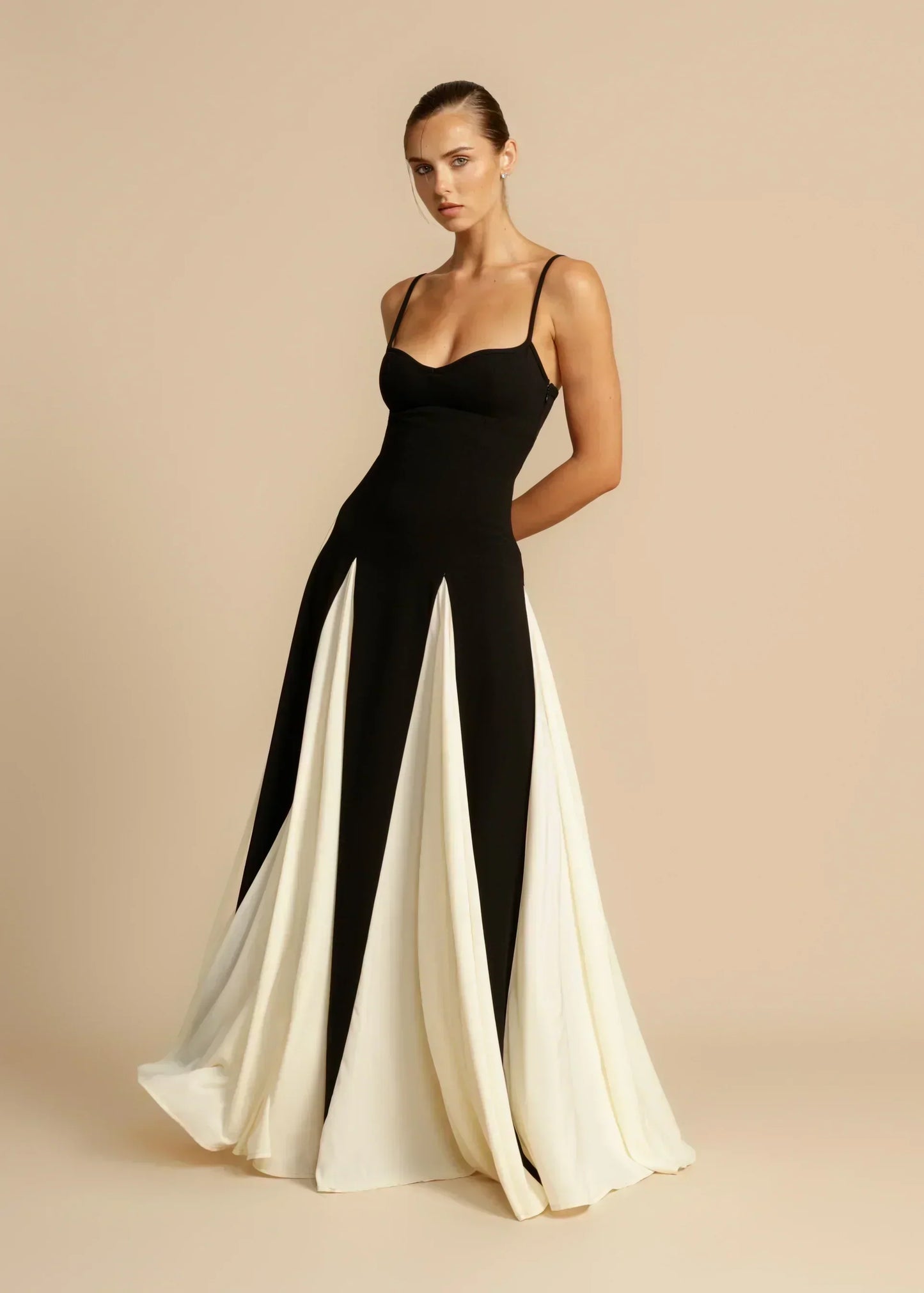Oshrit™ | Elegant Maxi Kjole med Kontrasterende Volanger