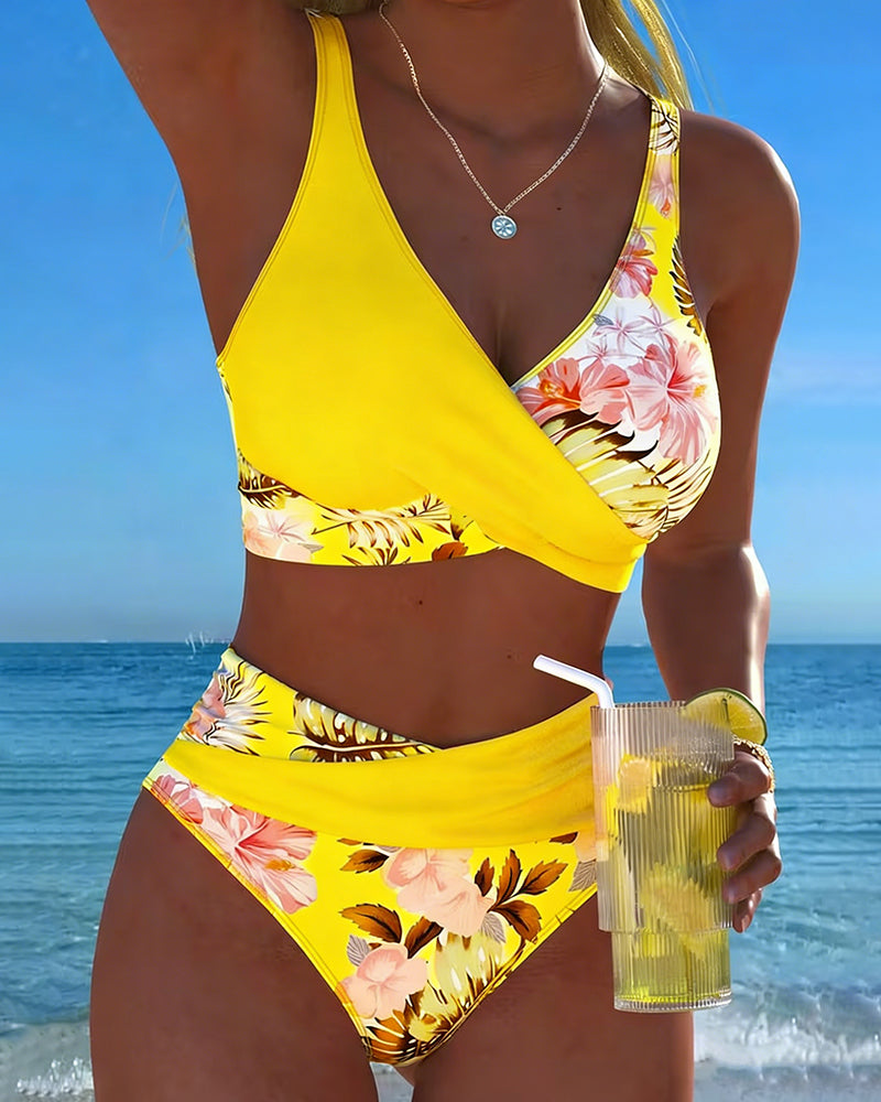 Bikini med kontrasterende blomsterprint og splitt