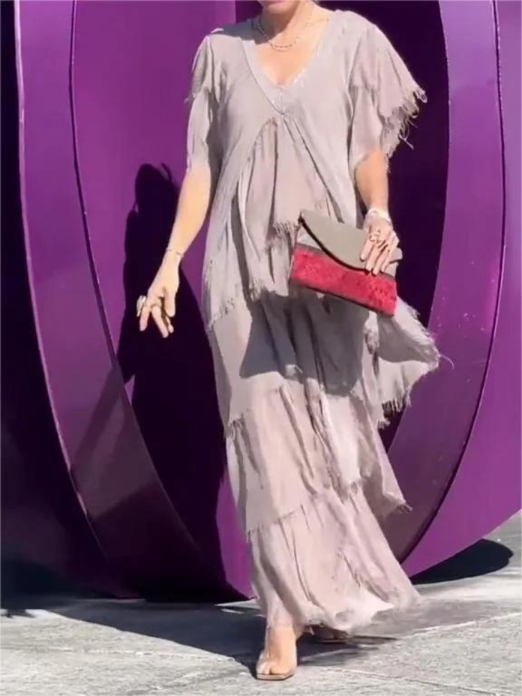 SAVANE | Lang Flytende Kjole med Elegant V-Hals