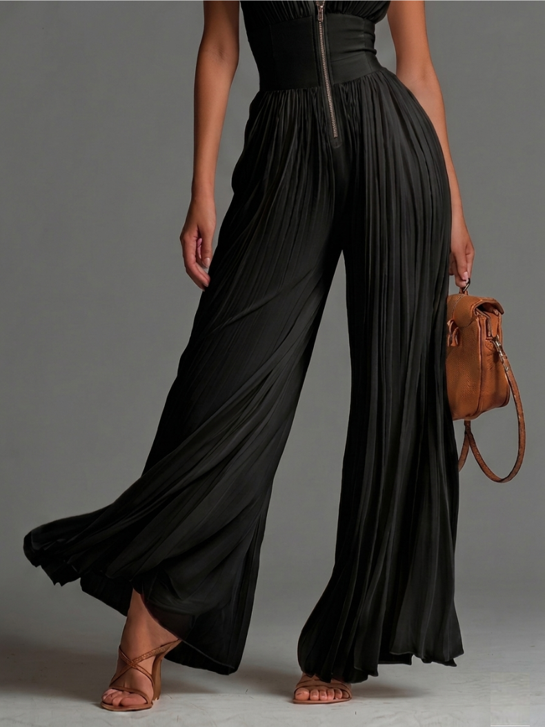 ESSENSIELL – Plisserte svarte chiffon jumpsuit