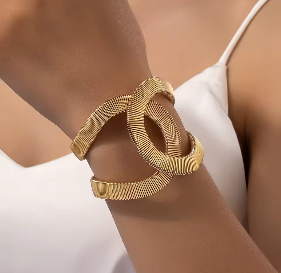 Armbånd med hulldesign