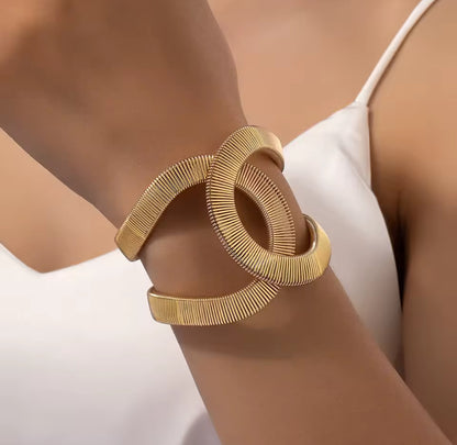 Armbånd med hulldesign