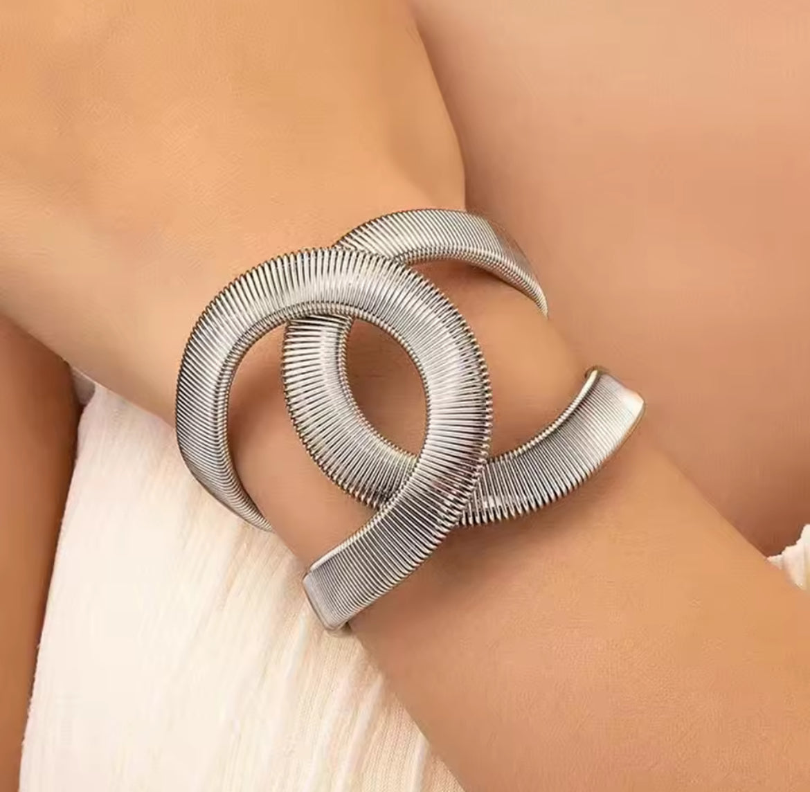 Armbånd med hulldesign
