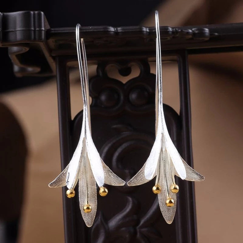 Elegante sølvblomsterøreringer