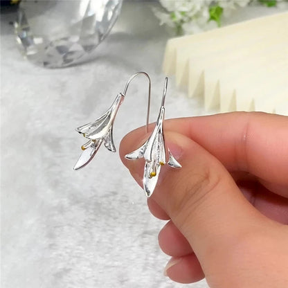 Elegante sølvblomsterøreringer