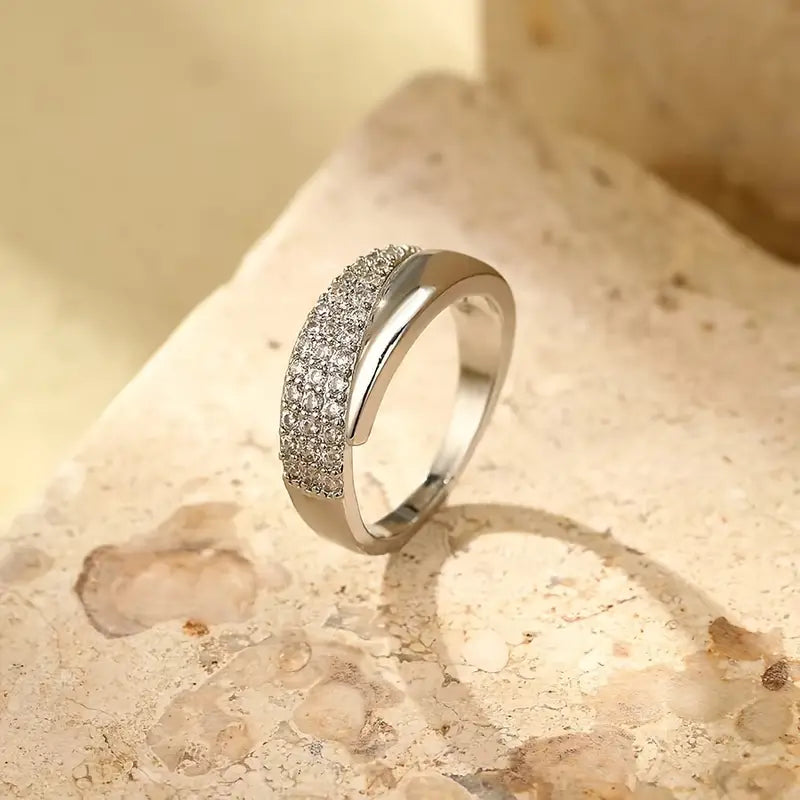 Elegant Ring med Glitrende Steiner
(1+1 Gratis)