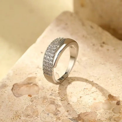 Elegant Ring med Glitrende Steiner
(1+1 Gratis)