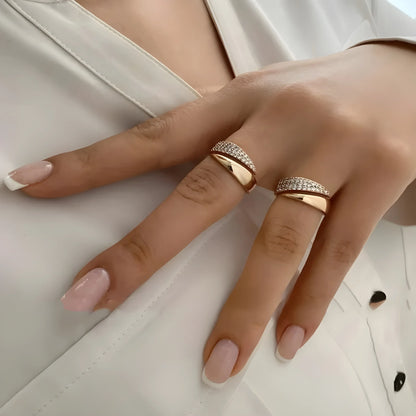 Elegant Ring med Glitrende Steiner
(1+1 Gratis)