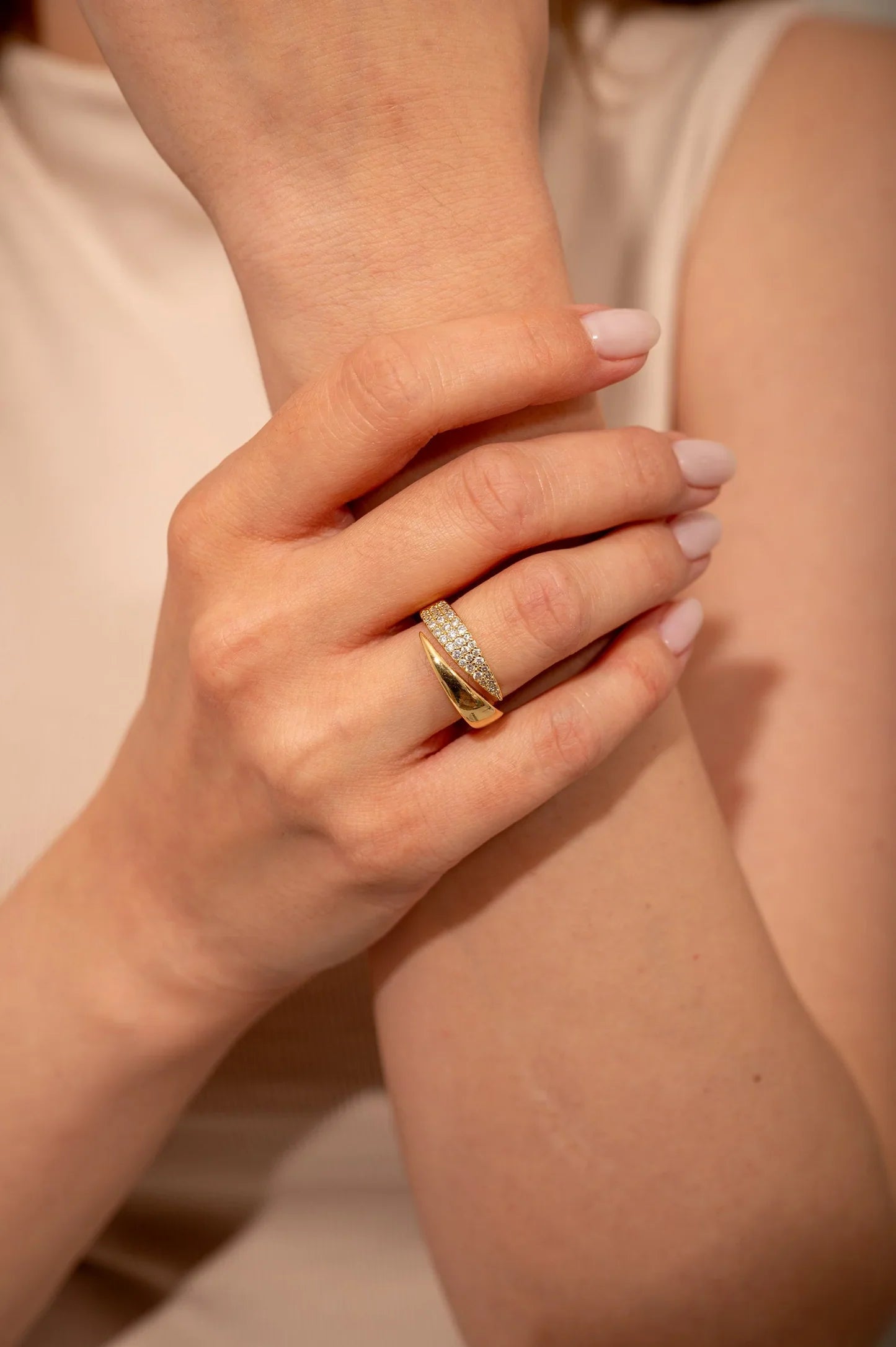 Elegant Ring med Glitrende Steiner
(1+1 Gratis)