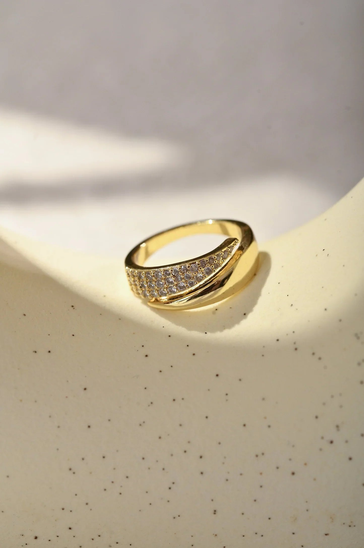 Elegant Ring med Glitrende Steiner
(1+1 Gratis)