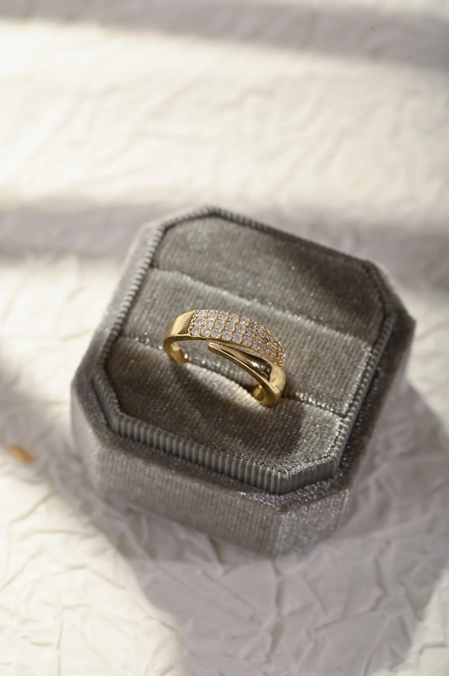 Elegant Ring med Glitrende Steiner
(1+1 Gratis)