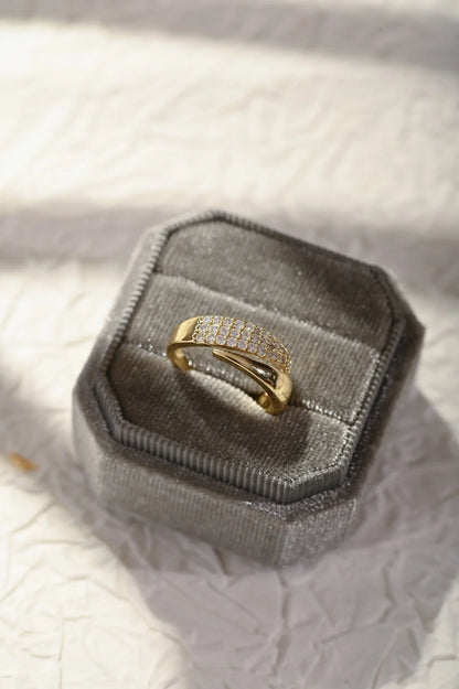 Elegant Ring med Glitrende Steiner
(1+1 Gratis)