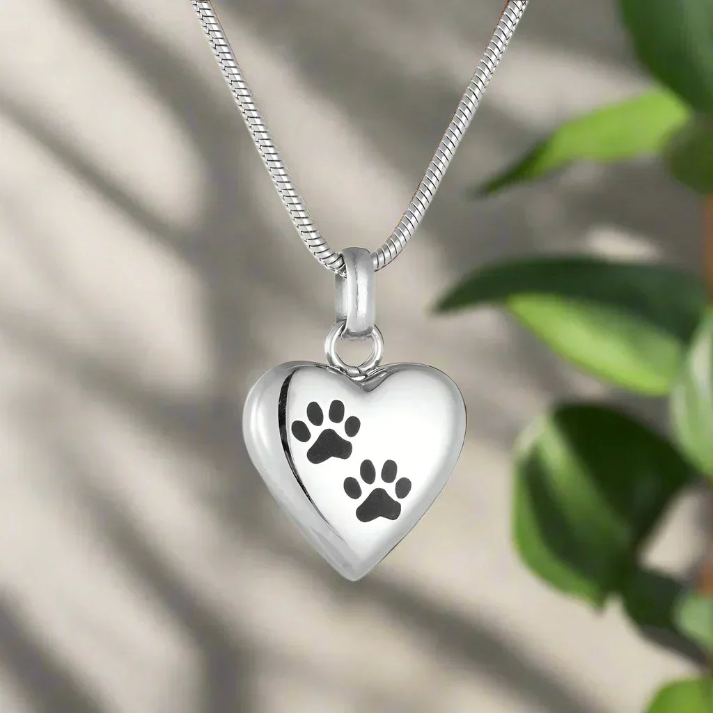 Minnehalssmykke med hjerteformet anheng og poter