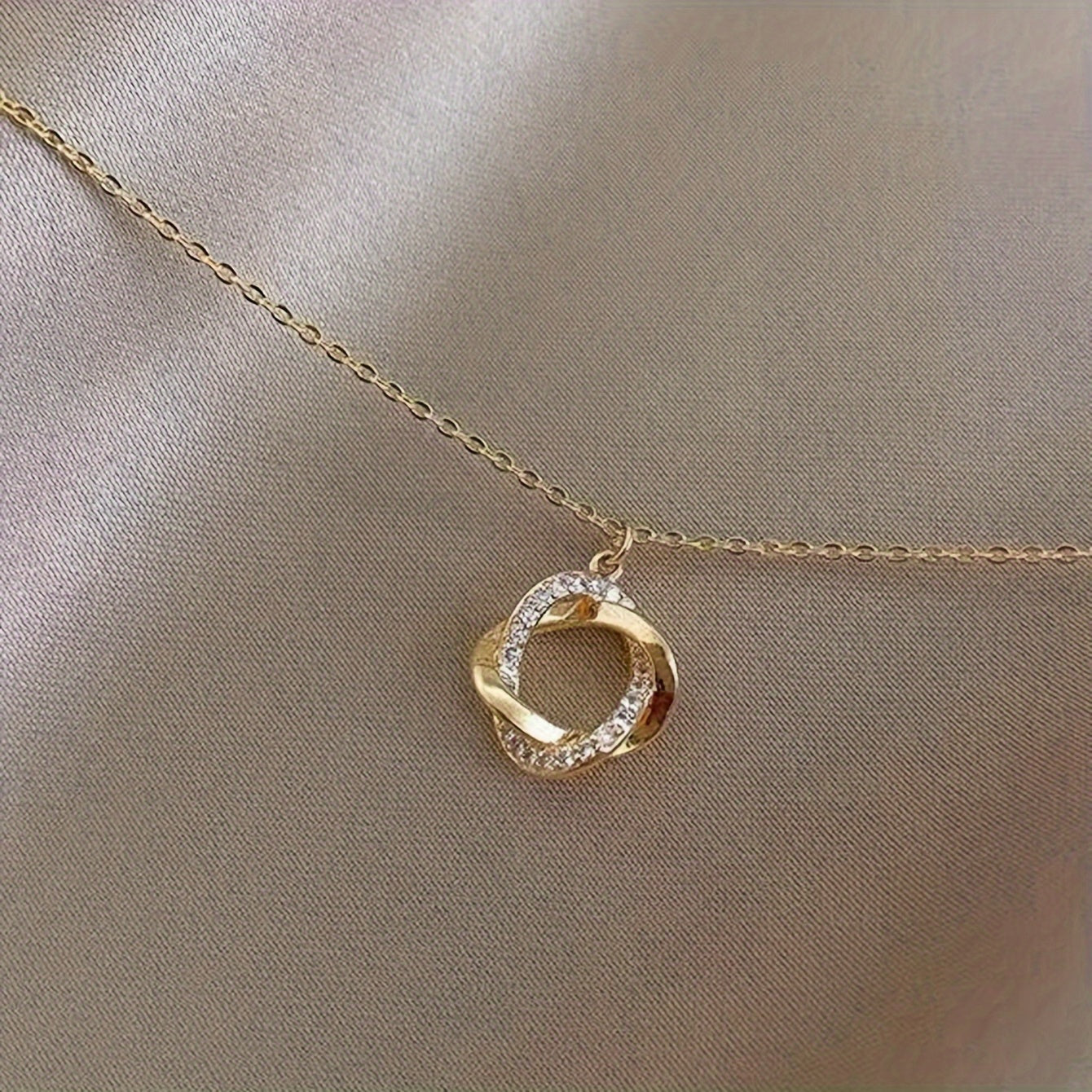 Elegant Gull Hängande Halskjede med Simulerte Diamanter