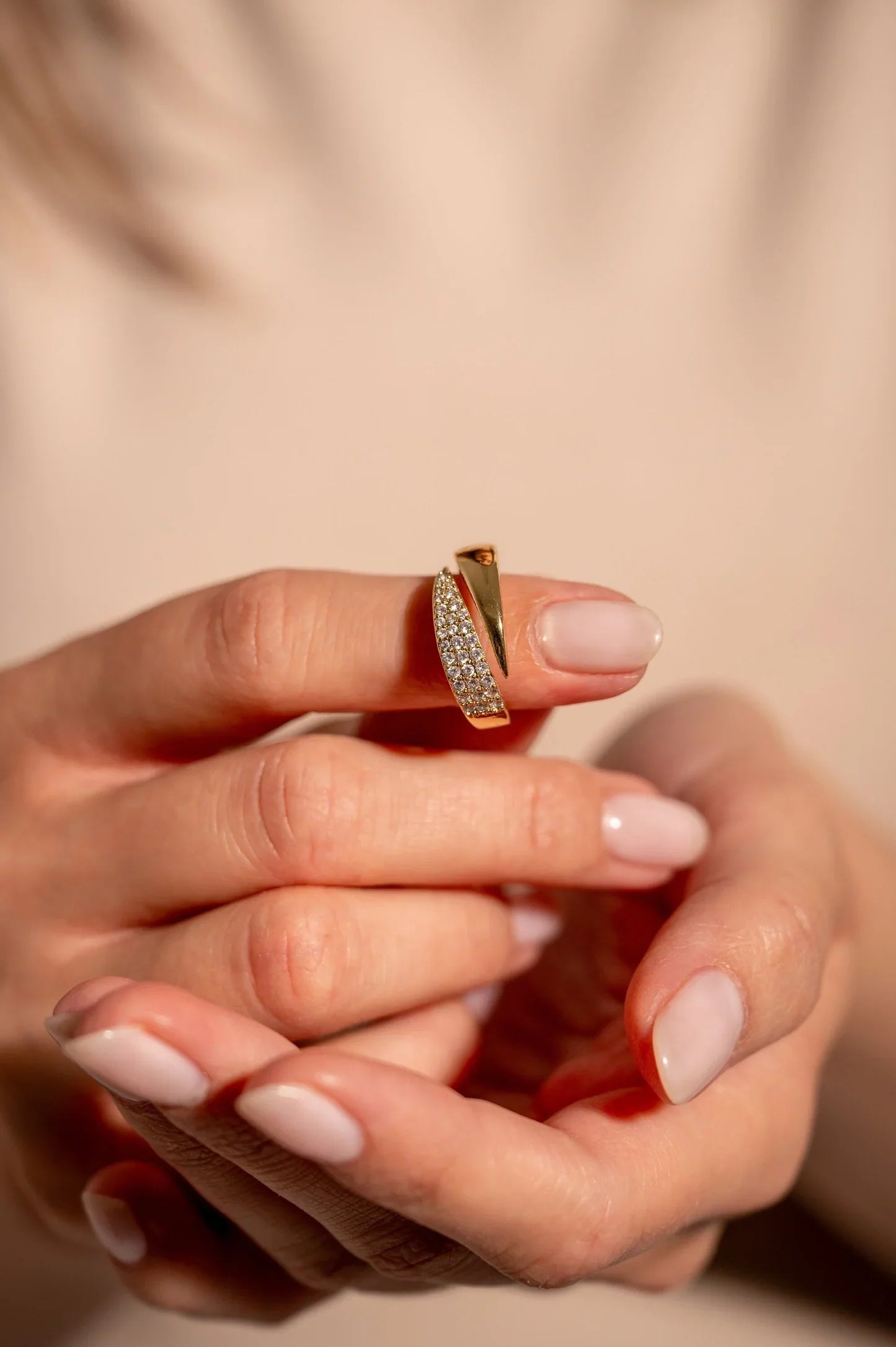 Elegant Ring med Glitrende Steiner
(1+1 Gratis)