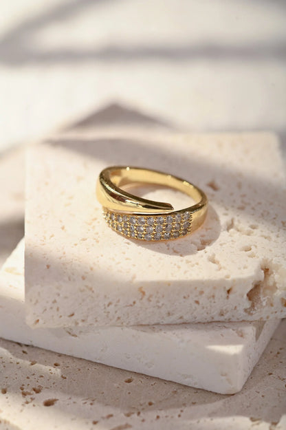 Elegant Ring med Glitrende Steiner
(1+1 Gratis)