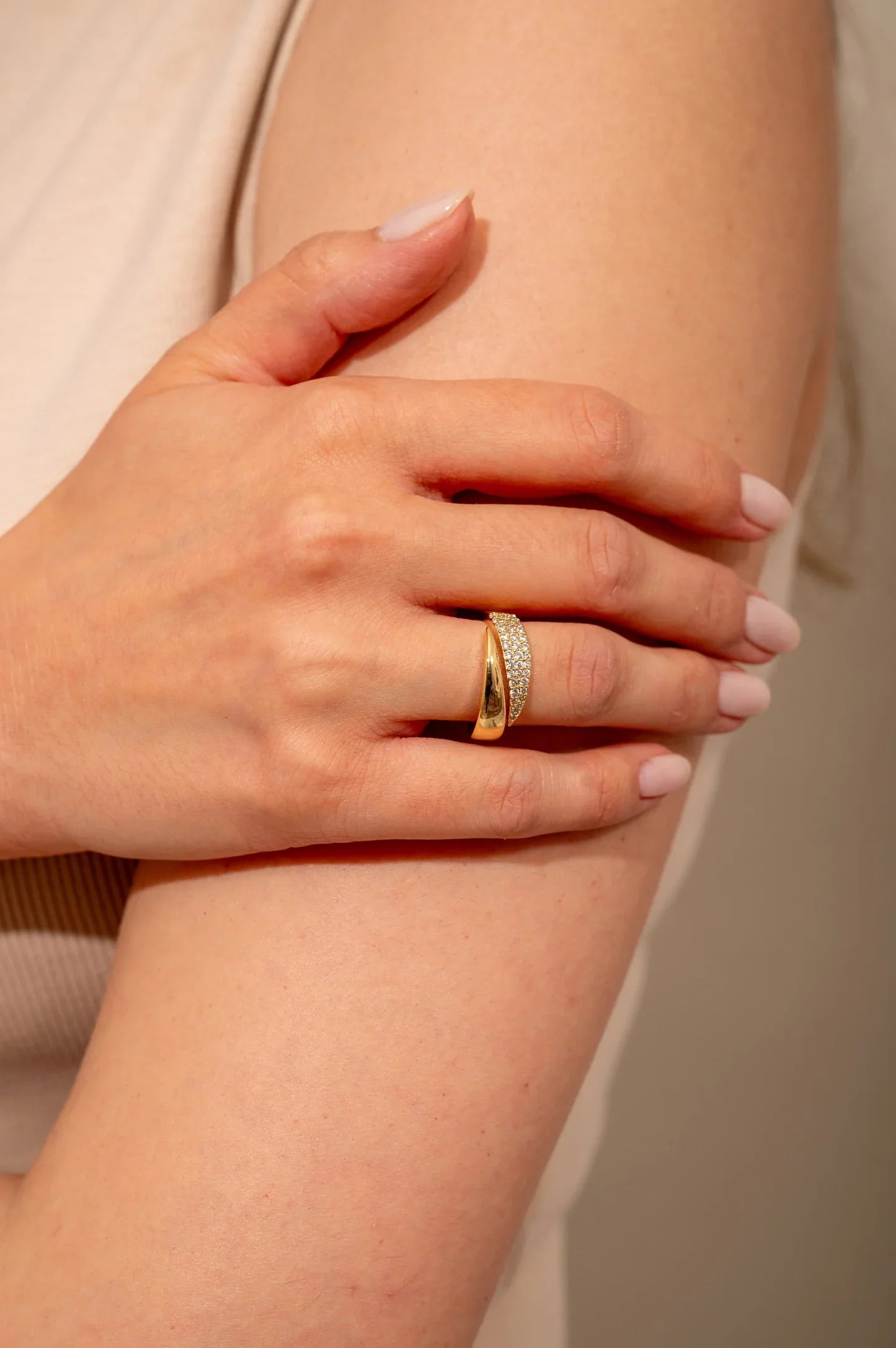 Elegant Ring med Glitrende Steiner
(1+1 Gratis)